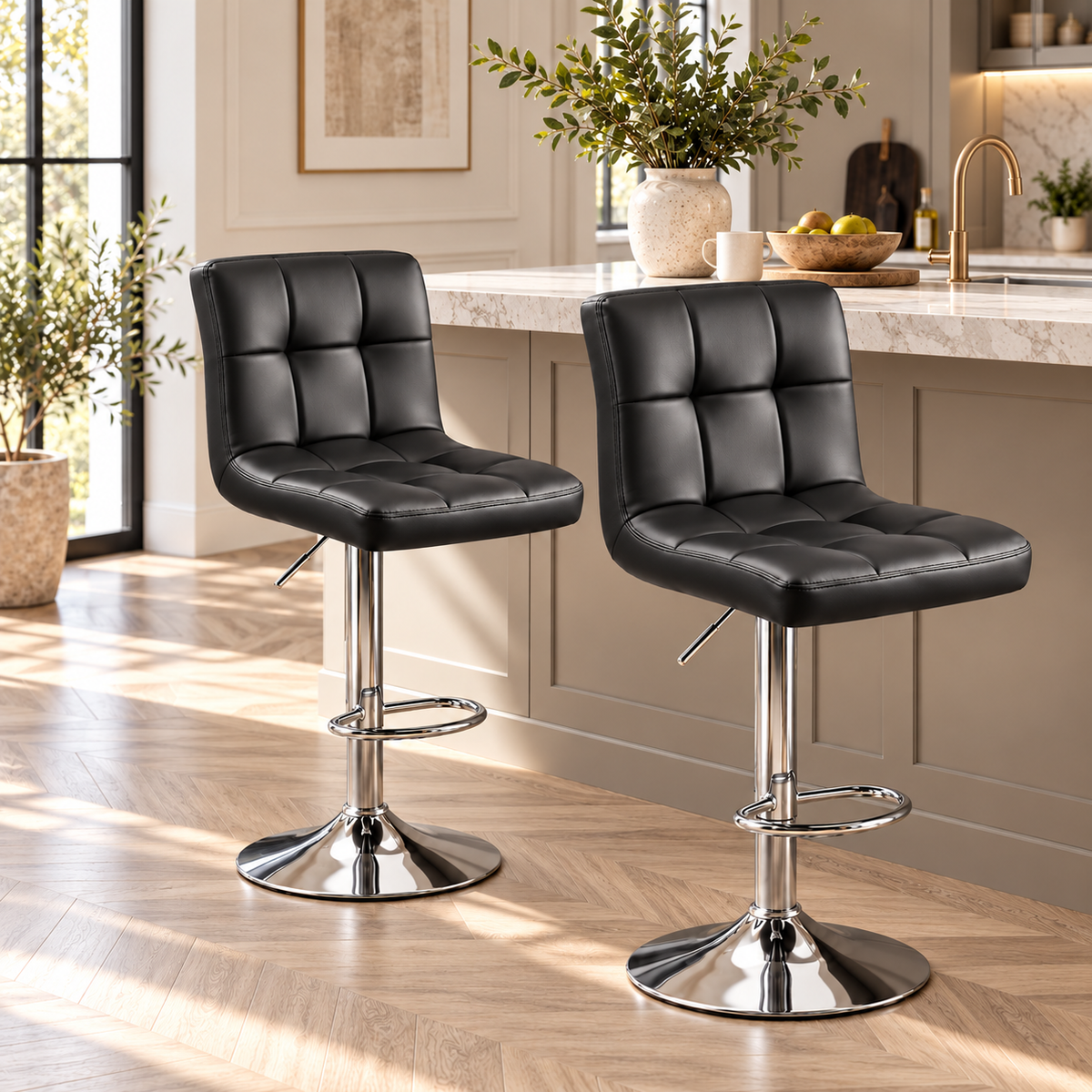 Lot de 2 tabourets de bar noirs en similicuir matelassé avec pieds chromés devant un comptoir en marbre dans un intérieur élégant