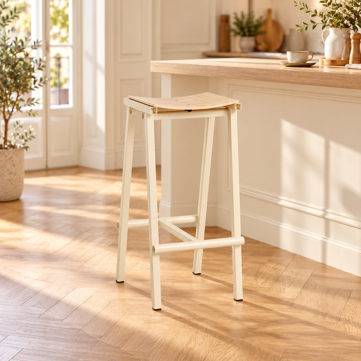 Tabouret blanc ivoire de 75 cm, avec assise incurvée, dans une cuisine lumineuse.