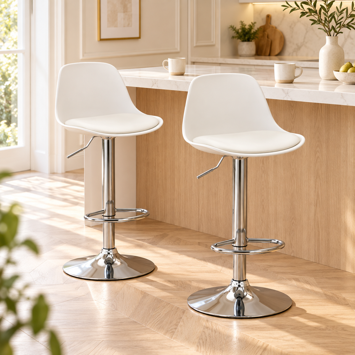 Lot de deux tabourets blancs à coque et coussin avec pieds chromés dans une cuisine chaleureuse en bois clair et pierre.