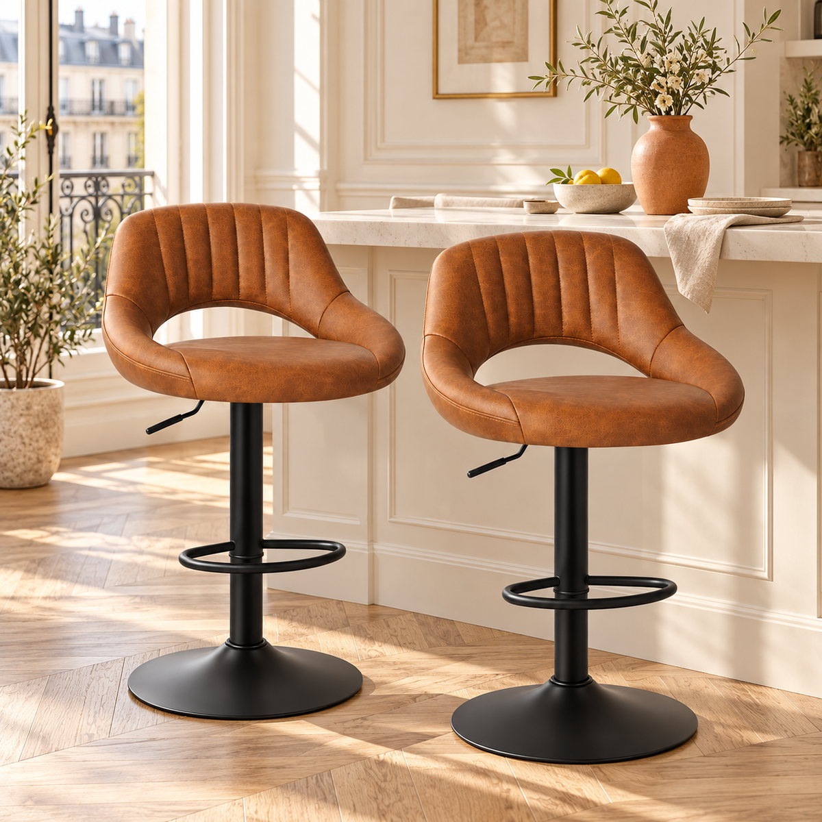 Deux chaises de bar marron à dossier ajouré près d’un comptoir ivoire sur parquet en chevrons.