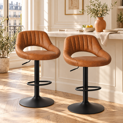 Deux chaises de bar marron à dossier ajouré près d’un comptoir ivoire sur parquet en chevrons.