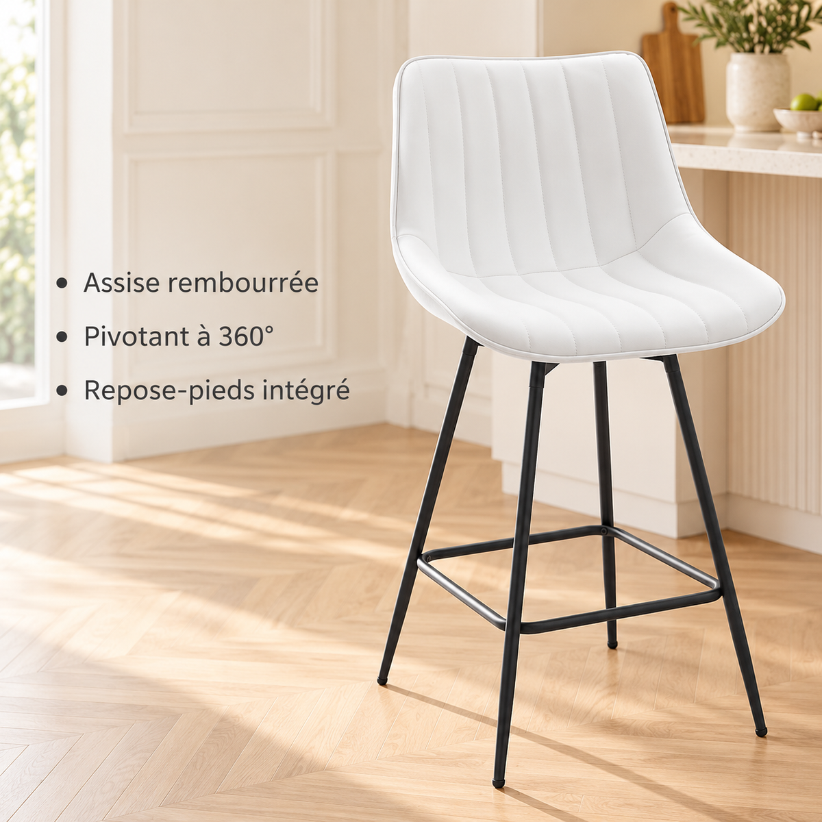 Chaise haute blanche : assise rembourrée, rotation à 360 degrés et repose-pieds intégré.