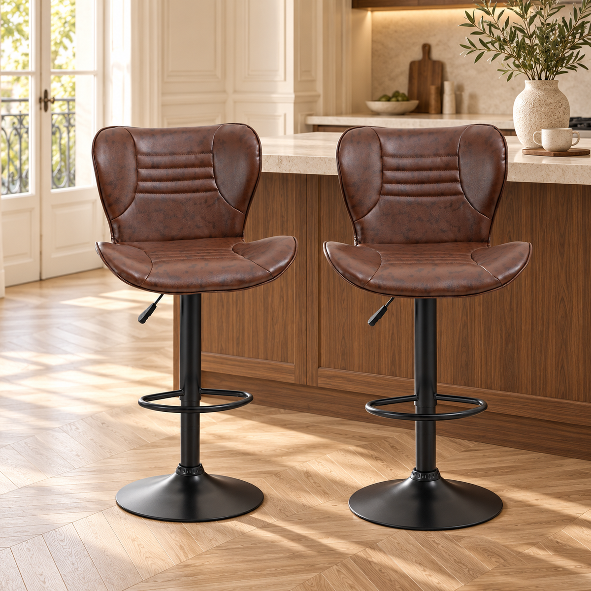 Deux fauteuils de bar marron à dossier enveloppant devant un îlot en bois et pierre dans une cuisine lumineuse.