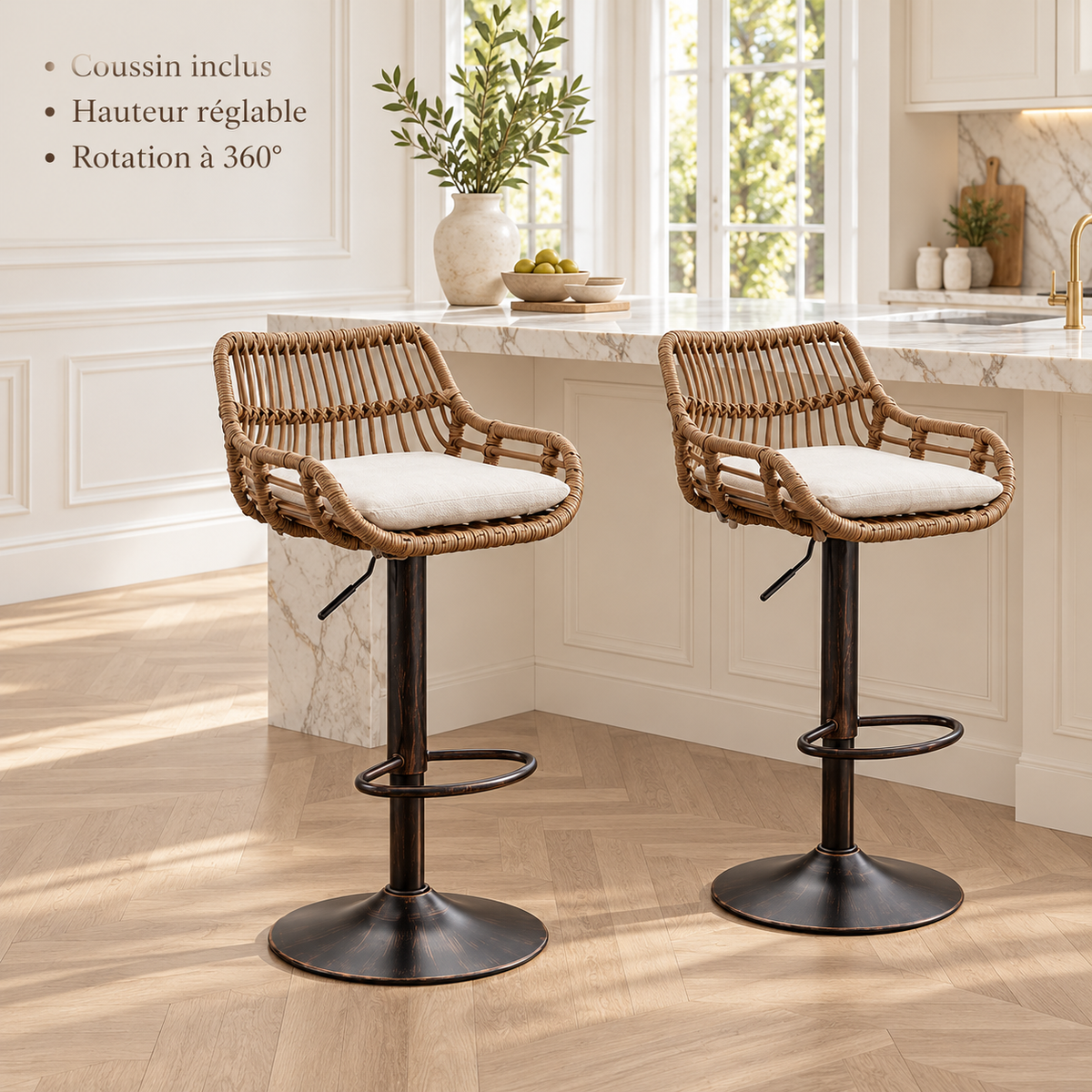 Fauteuils tressés en cuisine avec trois avantages : coussin inclus, hauteur réglable et rotation à 360°.