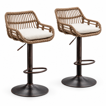 Lot de deux fauteuils de bar tressés beiges avec accoudoirs, coussin blanc et pied métallique sombre sur fond blanc.