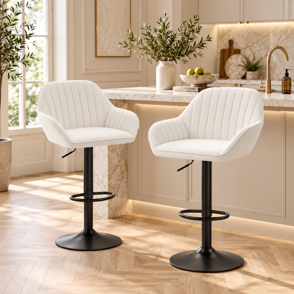 Lot de 2 tabourets de bar blancs en velours avec accoudoirs et pied noir, mis en scène dans une cuisine moderne et lumineuse