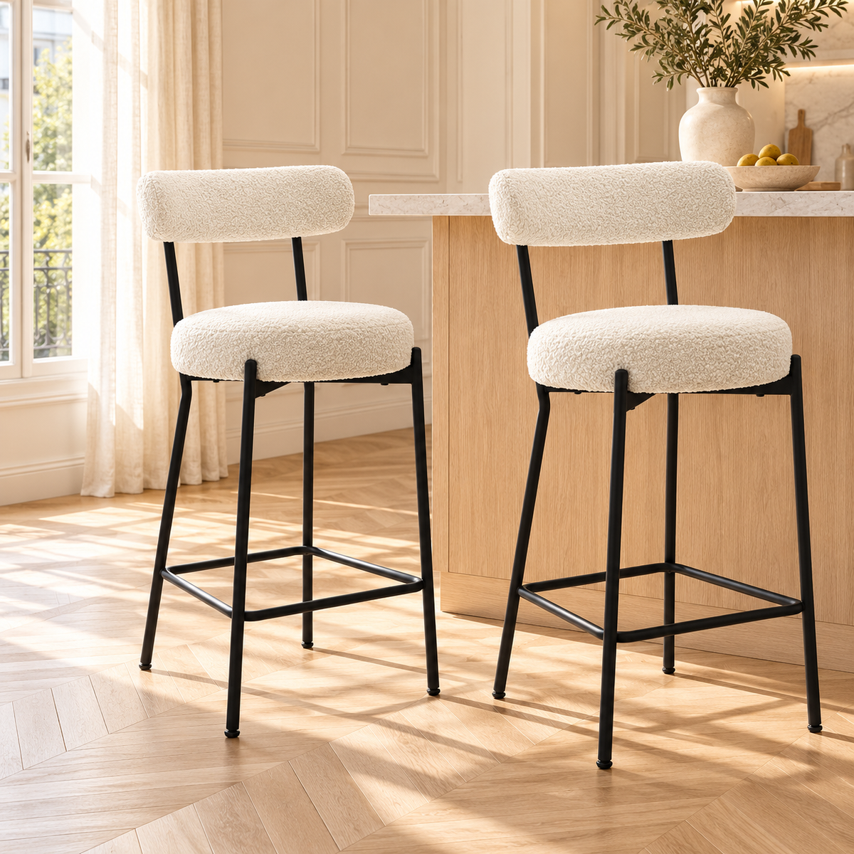 Variante blanche bouclée : deux sièges à dossier arrondi et pieds noirs dans une cuisine claire.