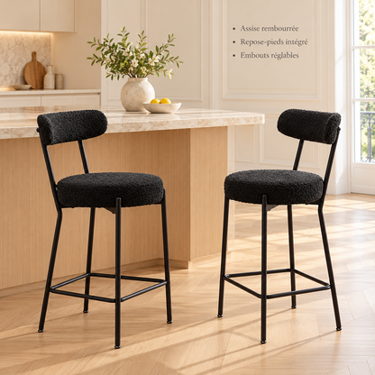 Sièges noirs en cuisine : assise rembourrée, repose-pieds intégré et embouts réglables.