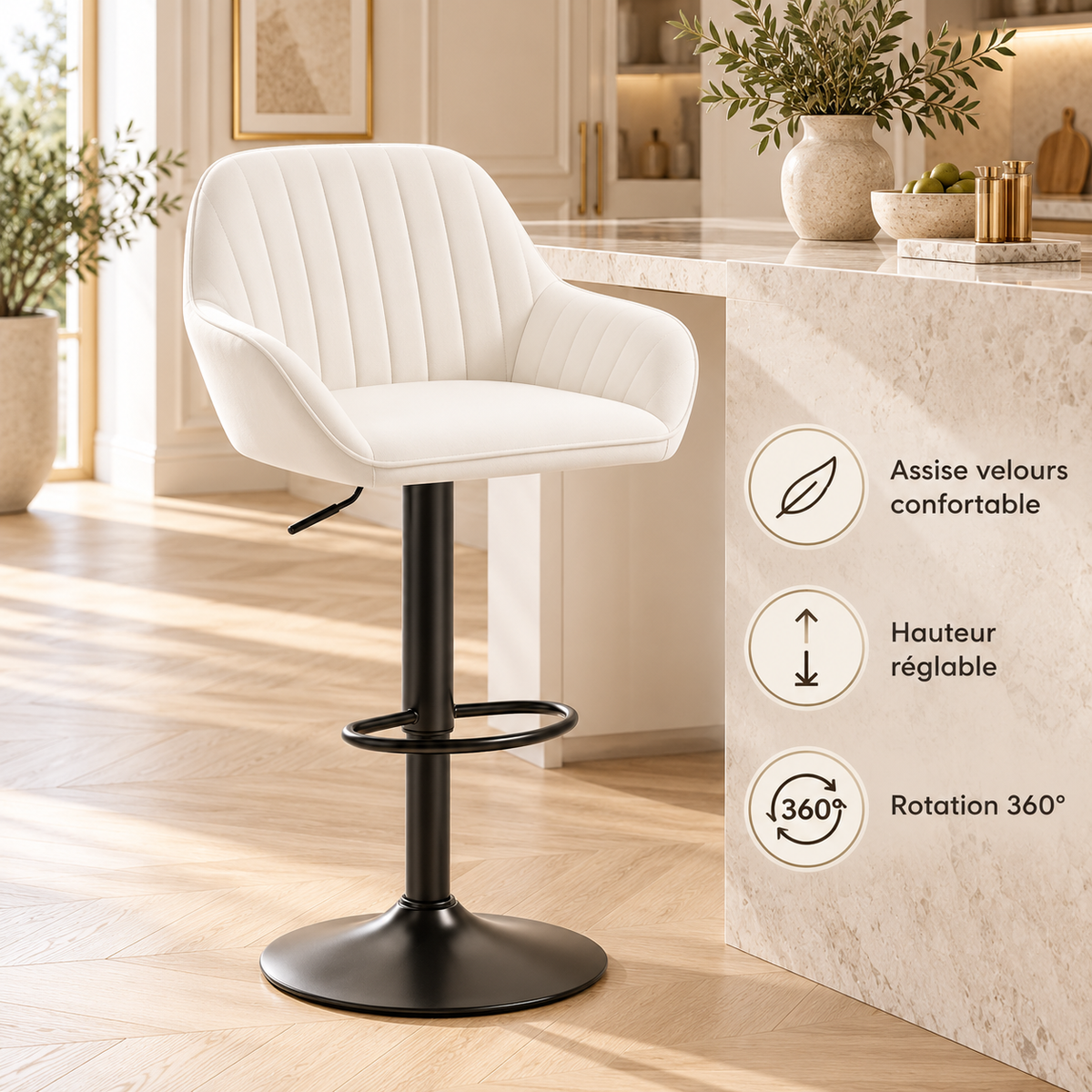 Tabouret de bar blanc en velours avec assise confortable, hauteur réglable et rotation 360°, présenté dans une cuisine élégante.