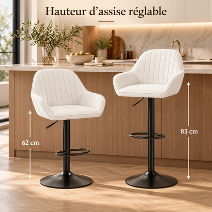 Deux tabourets de bar blancs montrant la hauteur d’assise réglable de 62 à 83 cm dans une cuisine contemporaine
