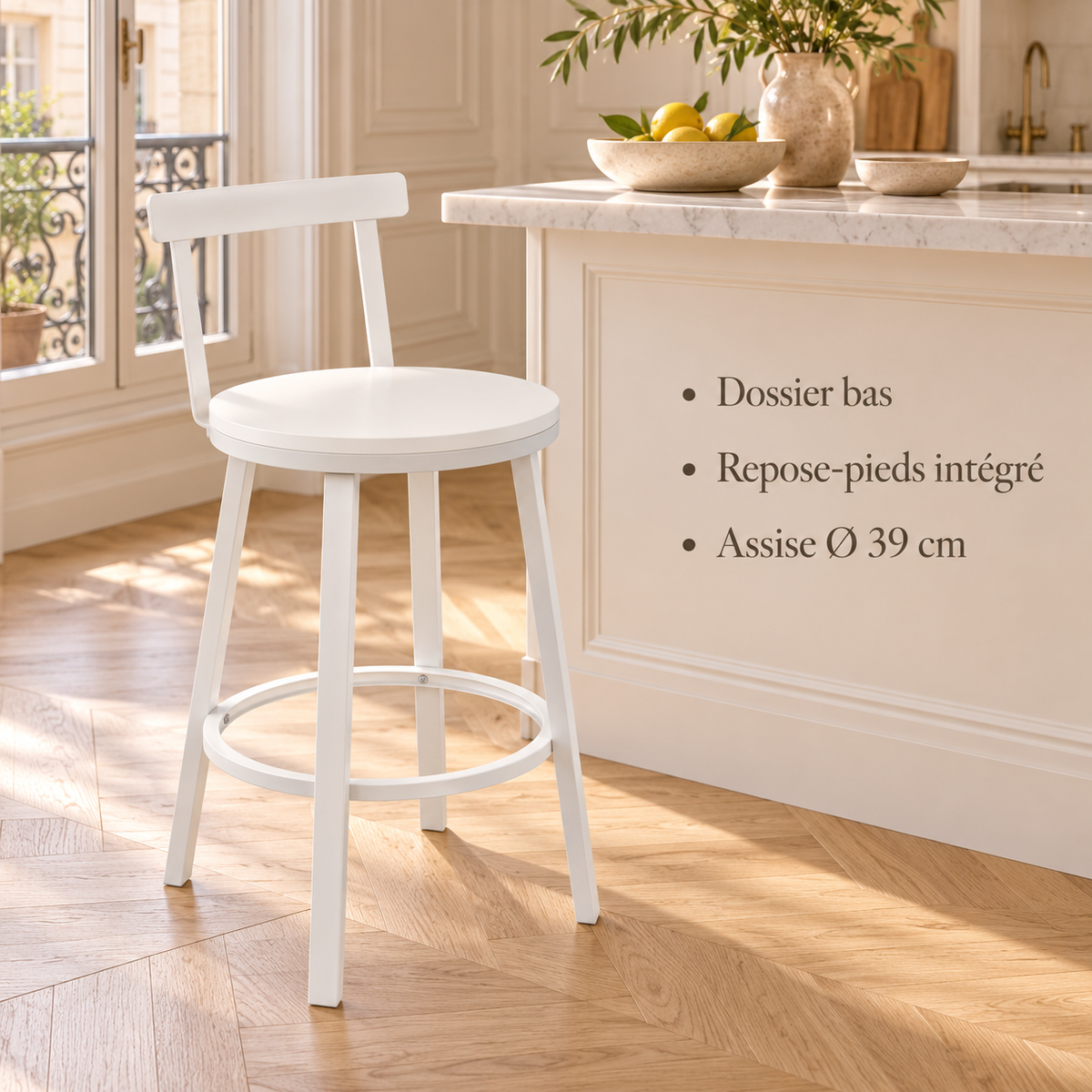 Tabouret blanc en situation : dossier bas, repose-pieds intégré et assise de diamètre 39 cm.
