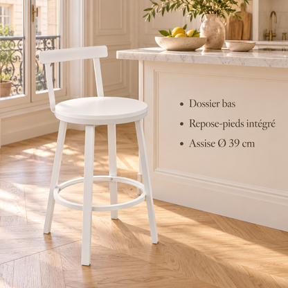 Tabouret blanc en situation : dossier bas, repose-pieds intégré et assise de diamètre 39 cm.