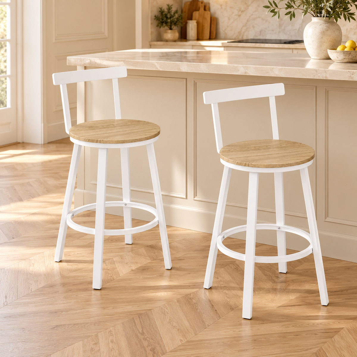 Deux tabourets à assise effet bois clair et structure blanche en cuisine.