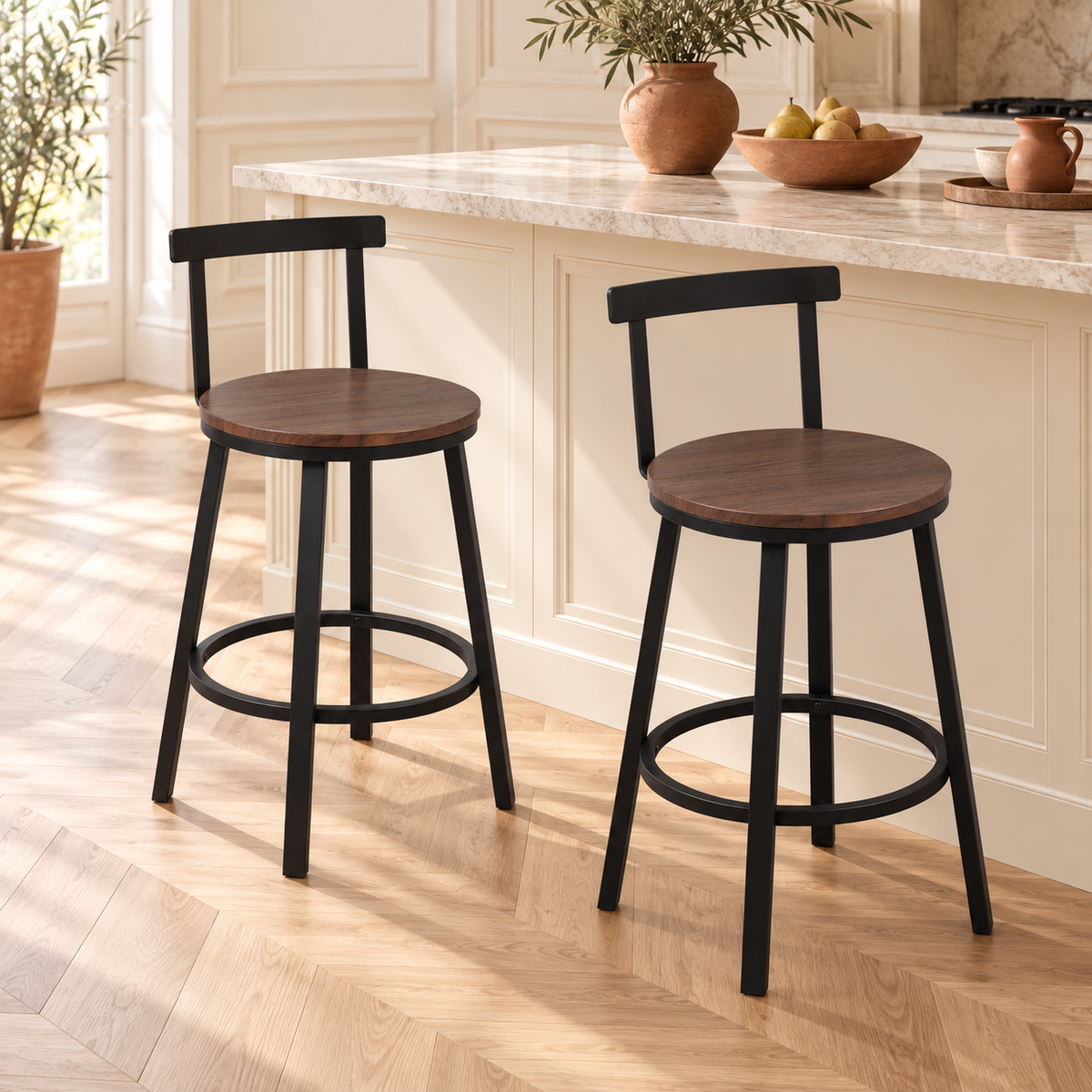 Deux tabourets à assise effet bois foncé et structure noire en cuisine.