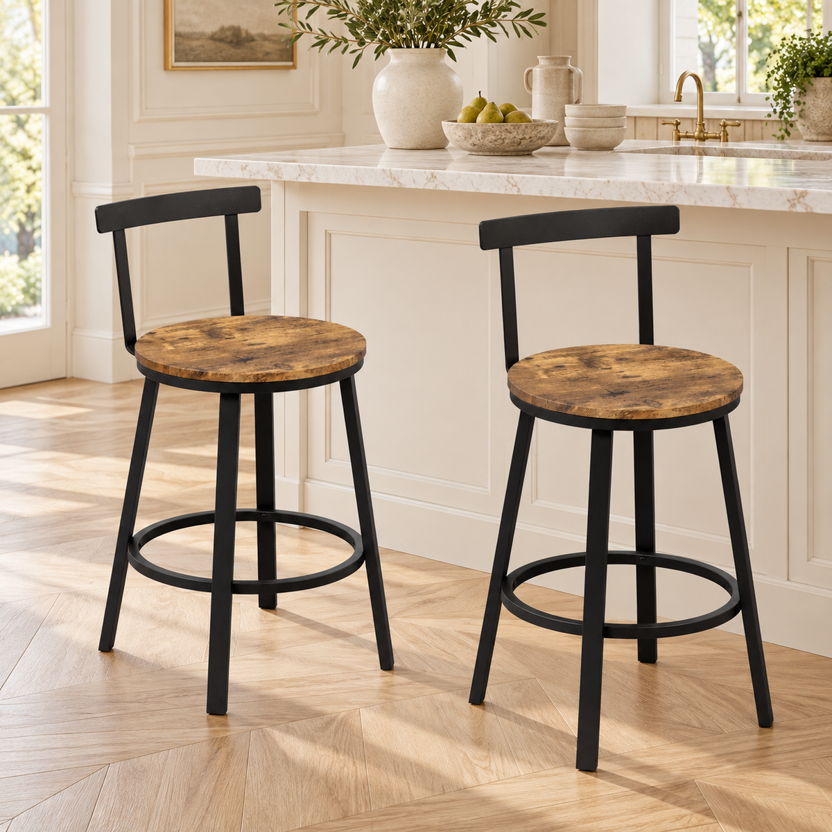 Deux tabourets à assise marron rustique et structure noire en cuisine.