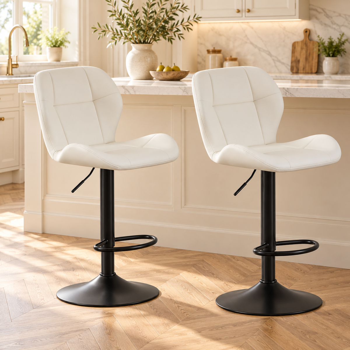 Deux tabourets crème à dossier rembourré et pied noir en cuisine.