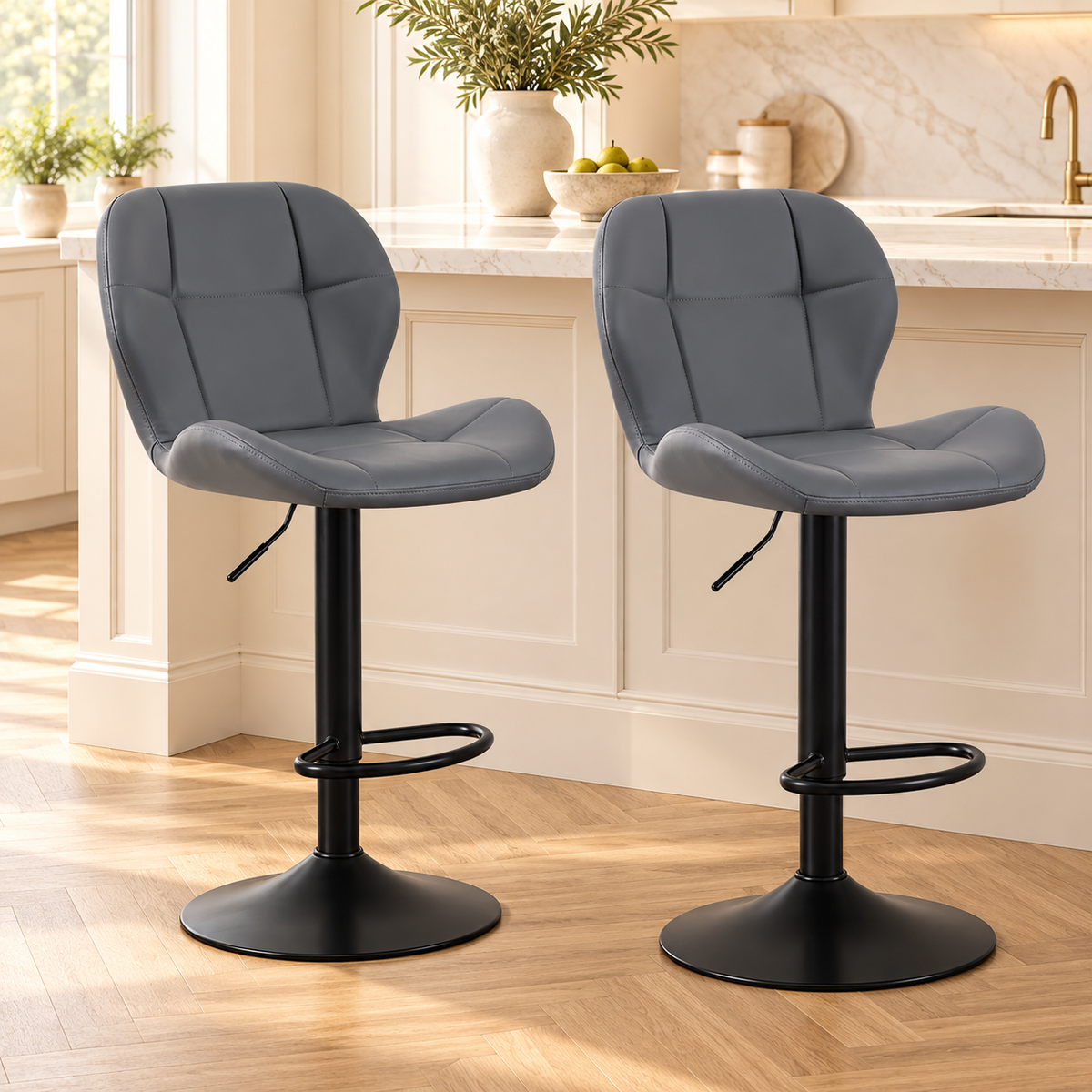 Deux tabourets gris à dossier rembourré et pied noir en cuisine.