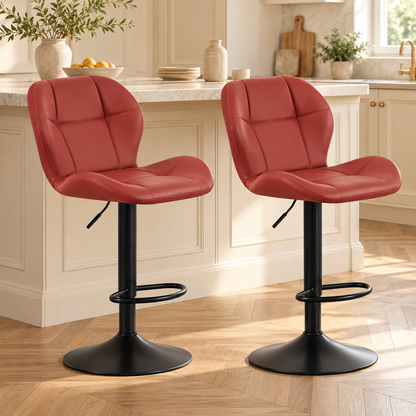 Deux tabourets rouges à dossier rembourré et pied noir en cuisine.