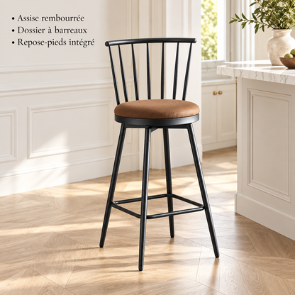 Tabouret marron à barreaux en cuisine : assise rembourrée, dossier à barreaux et repose-pieds intégré.