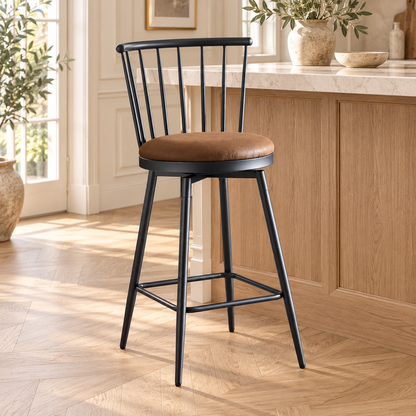 Tabouret à dossier à barreaux devant un îlot en bois clair et pierre dans une cuisine lumineuse.