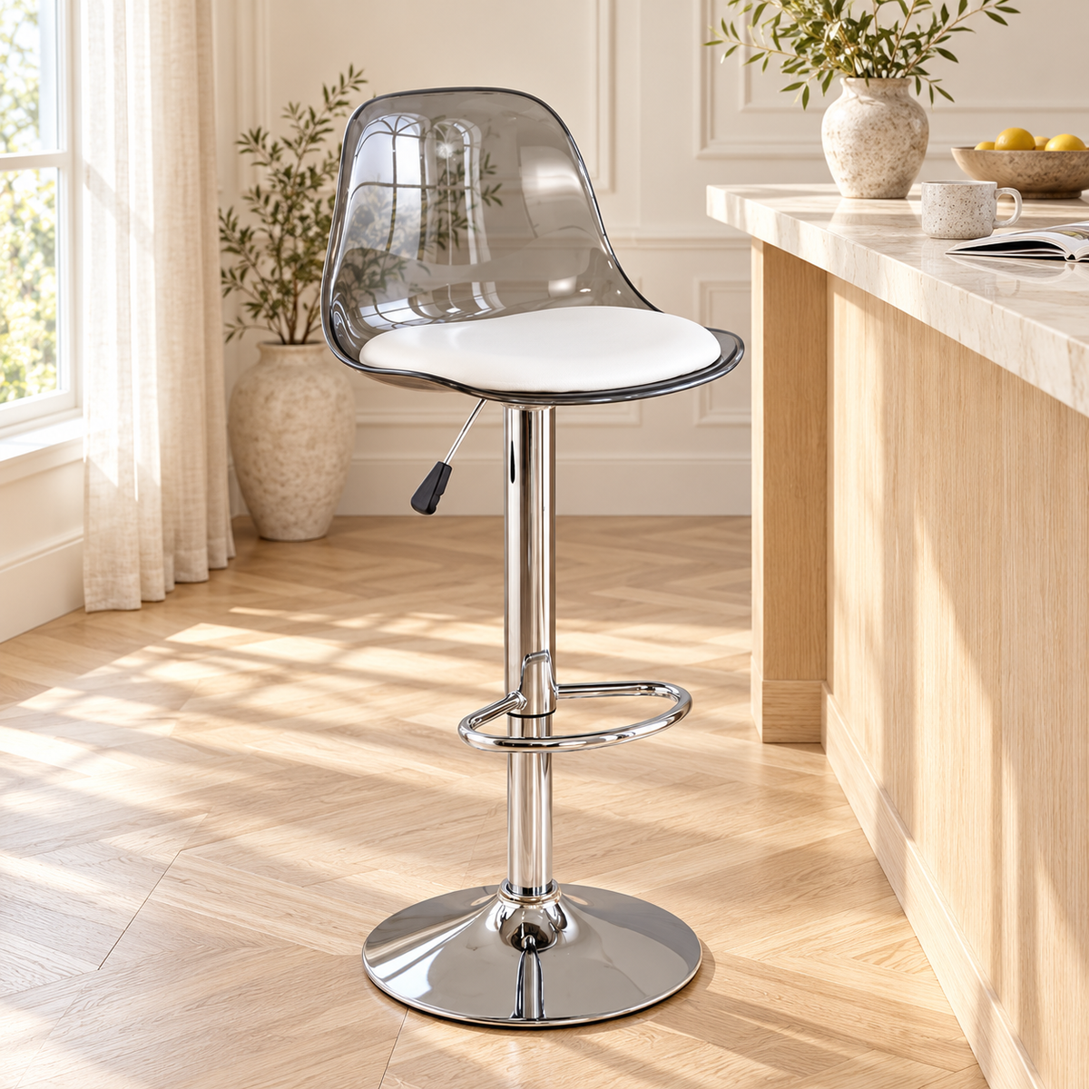 Tabouret transparent gris à pied chromé dans un coin petit-déjeuner lumineux.