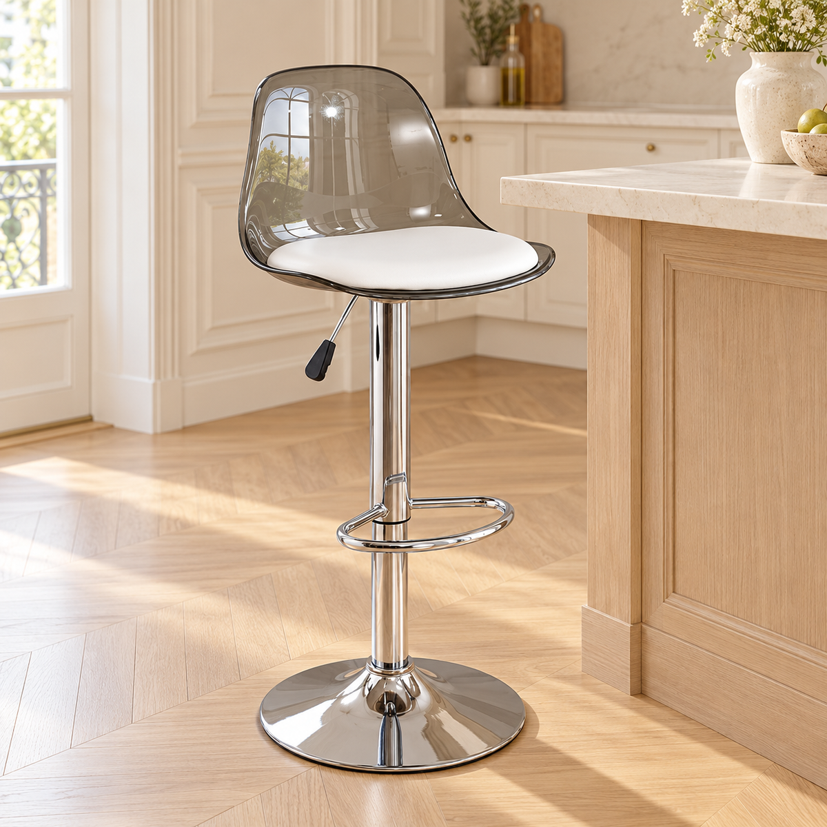 Tabouret transparent gris à pied chromé devant un îlot en bois clair.