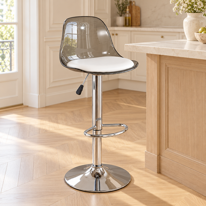 Tabouret transparent gris à pied chromé devant un îlot en bois clair.