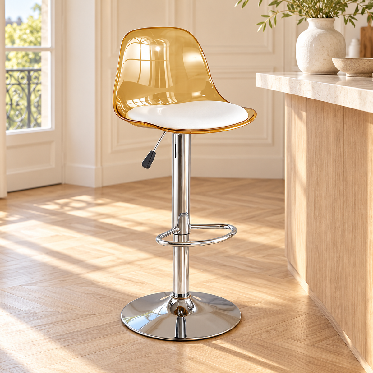 Variante jaune : tabouret à dossier translucide ambré, coussin blanc et pied chromé en cuisine.