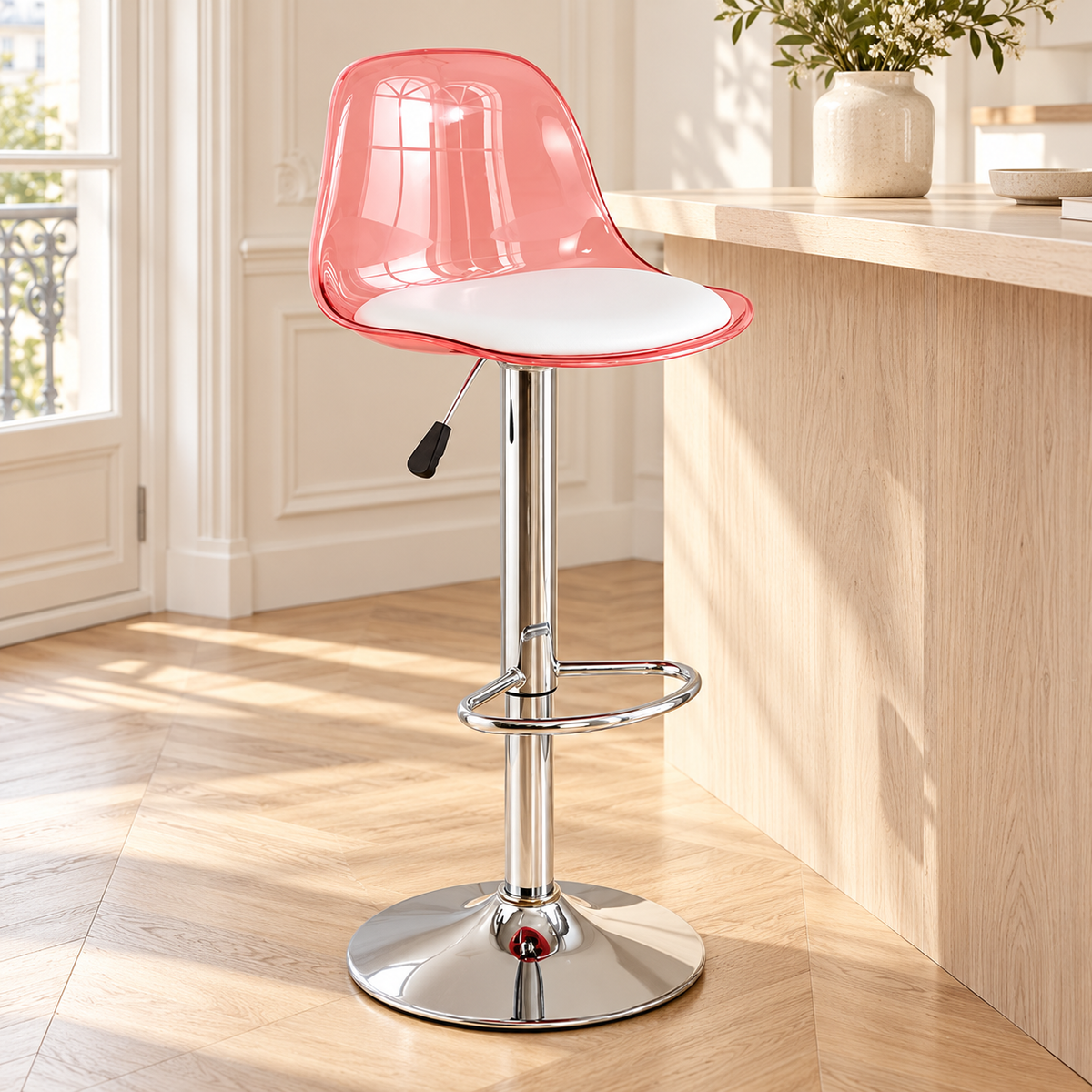 Variante rose : tabouret à dossier translucide rose, coussin blanc et pied chromé en cuisine.