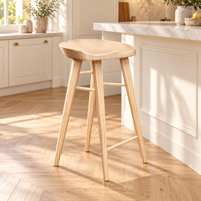 Tabouret à assise incurvée finition bois naturel de 75 cm dans une cuisine lumineuse.