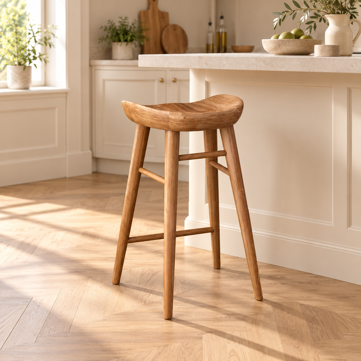 Tabouret à assise incurvée finition cafe de 55 cm dans une cuisine lumineuse.