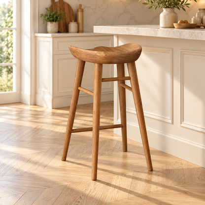 Tabouret à assise incurvée finition cafe de 75 cm dans une cuisine lumineuse.