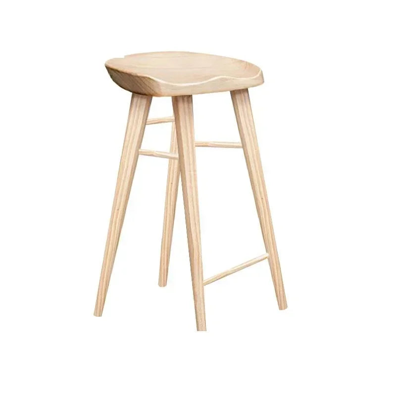 Tabouret sans dossier en bois naturel avec assise incurvée sur fond blanc.