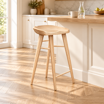 Tabouret en bois naturel dans un coin petit-déjeuner chaleureux.