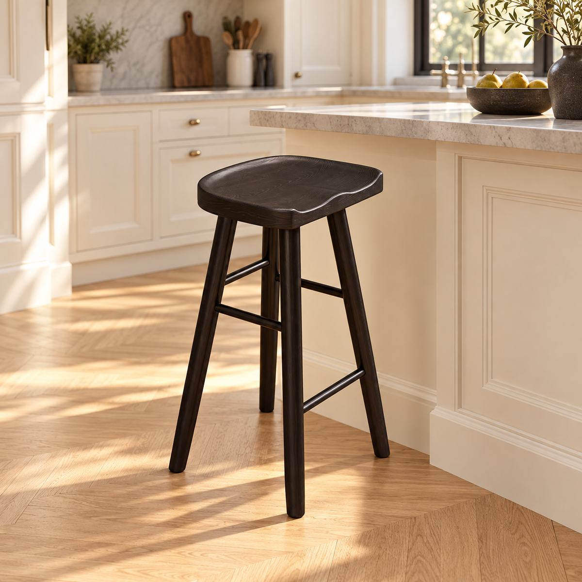 Tabouret à assise incurvée finition noir de 55 cm dans une cuisine lumineuse.