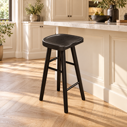 Tabouret à assise incurvée finition noir de 65 cm dans une cuisine lumineuse.