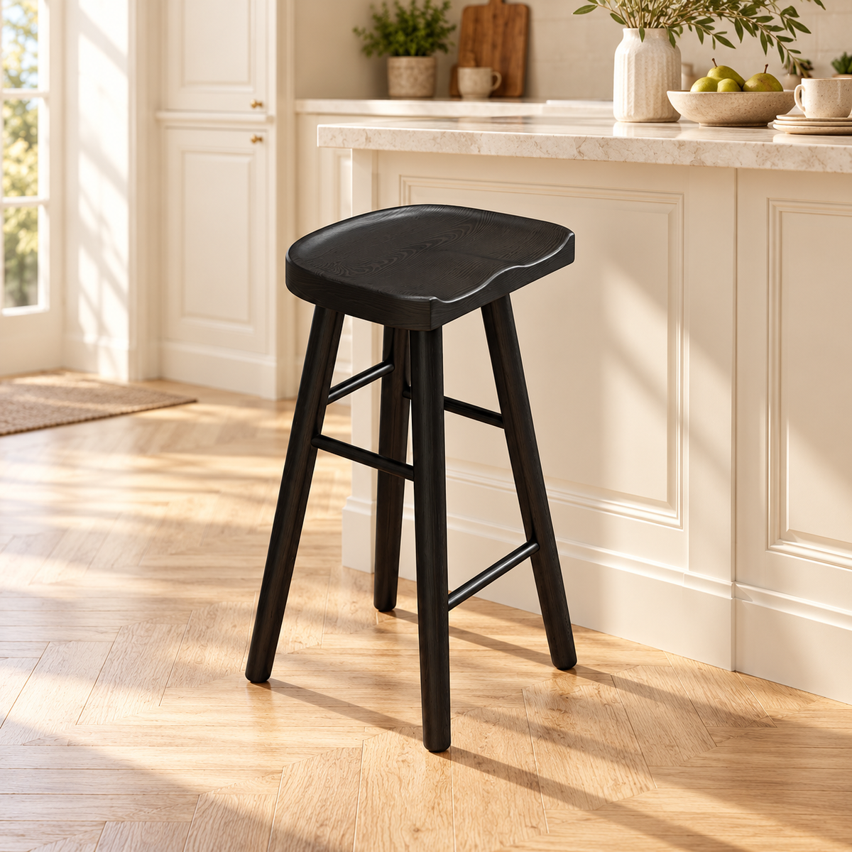 Tabouret à assise incurvée finition noir de 75 cm dans une cuisine lumineuse.