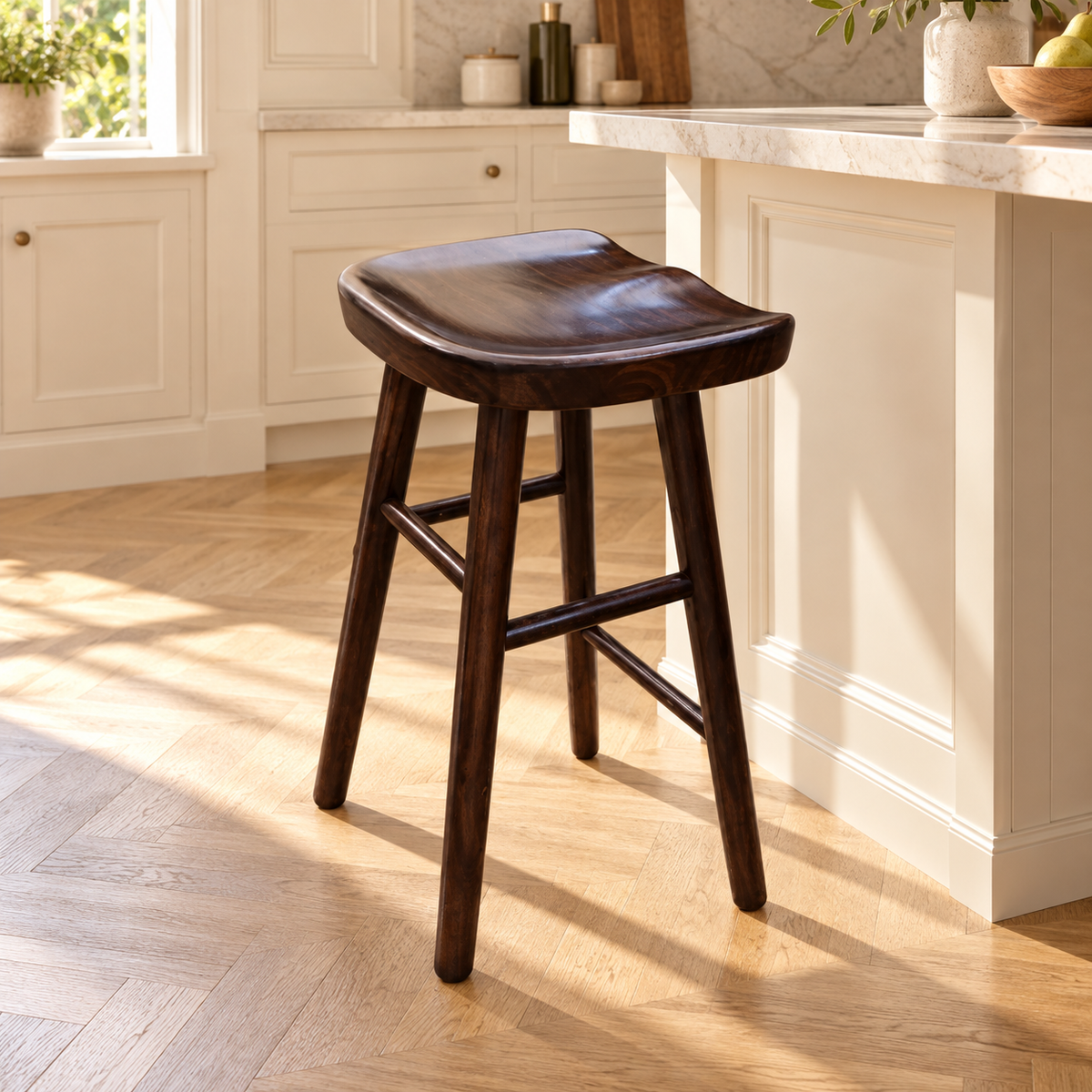 Tabouret à assise incurvée finition noyer de 55 cm dans une cuisine lumineuse.