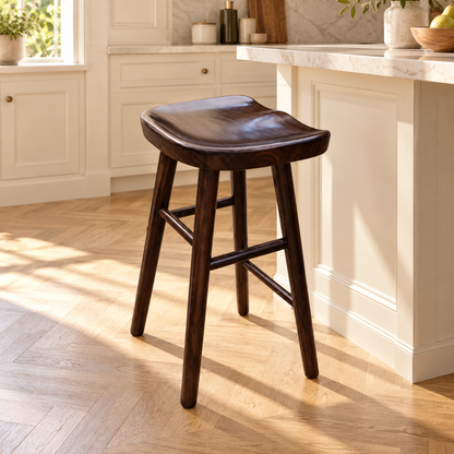 Tabouret à assise incurvée finition noyer de 55 cm dans une cuisine lumineuse.