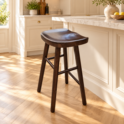 Tabouret à assise incurvée finition noyer de 65 cm dans une cuisine lumineuse.