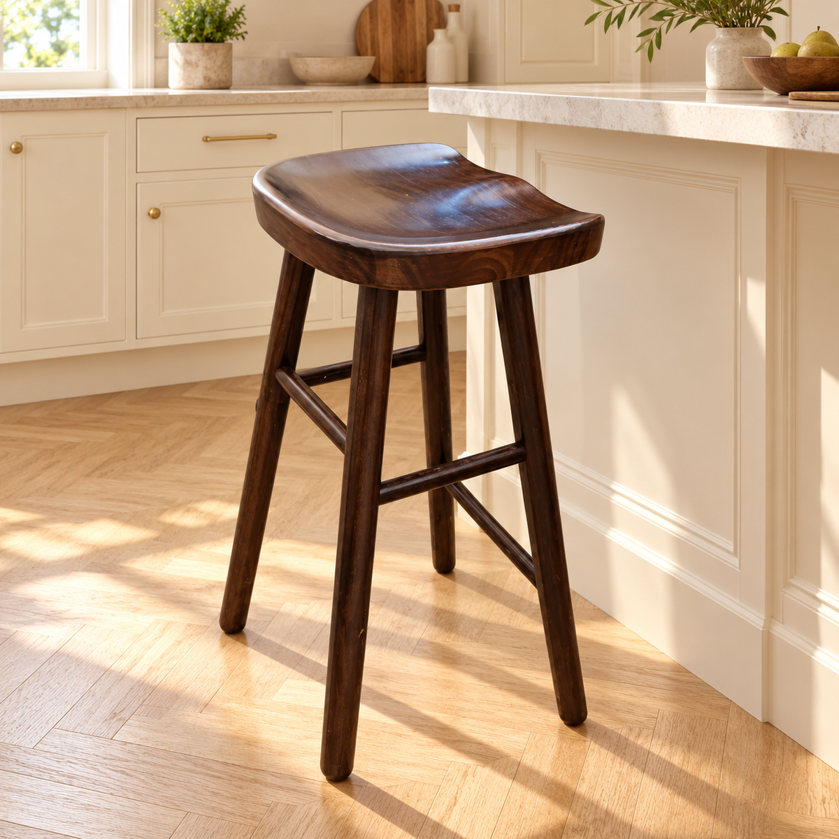 Tabouret à assise incurvée finition noyer de 75 cm dans une cuisine lumineuse.