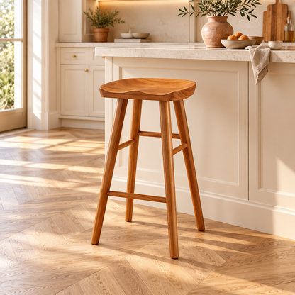 Tabouret à assise incurvée finition teck de 65 cm dans une cuisine lumineuse.