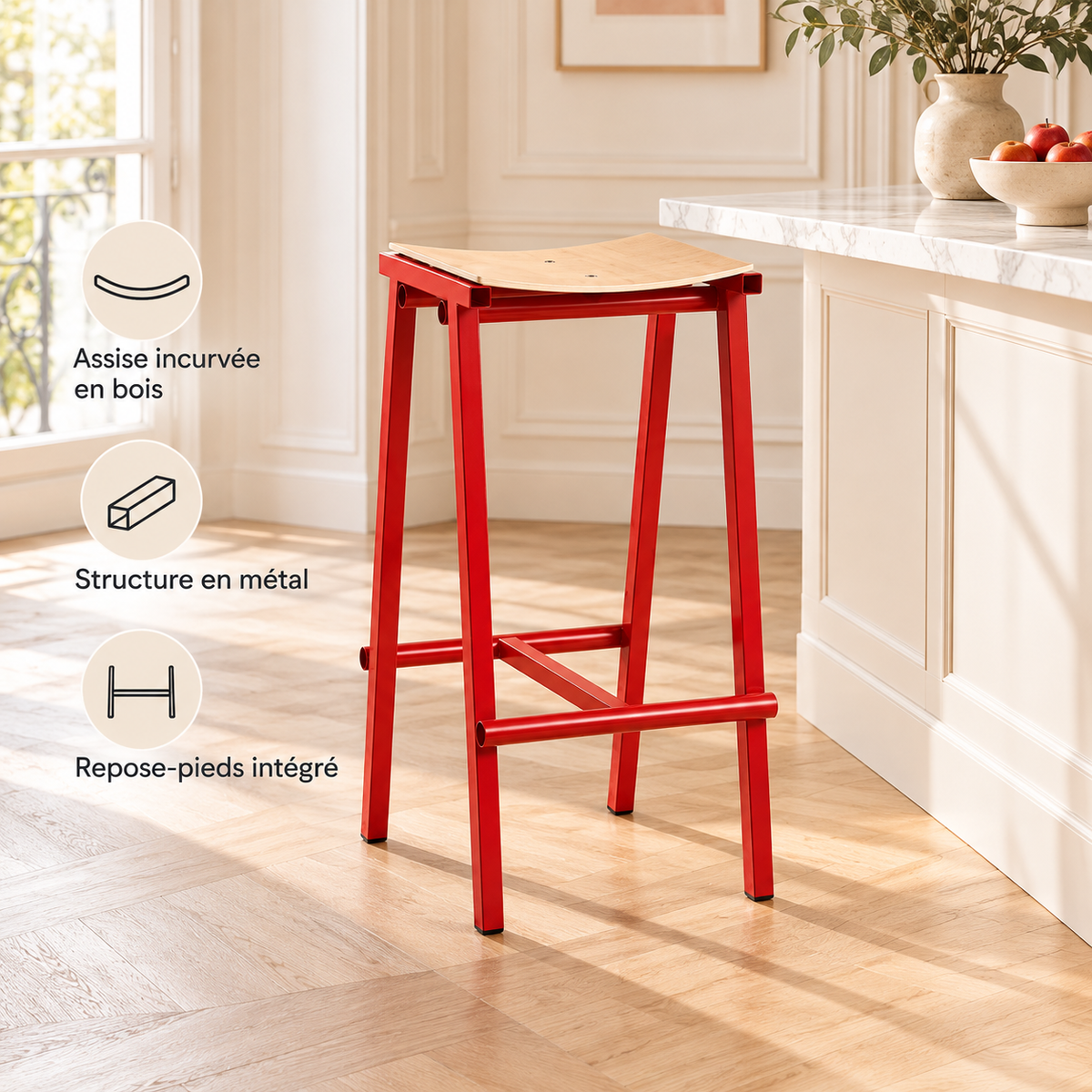 Assise incurvée en bois, structure métallique et repose-pieds du tabouret.