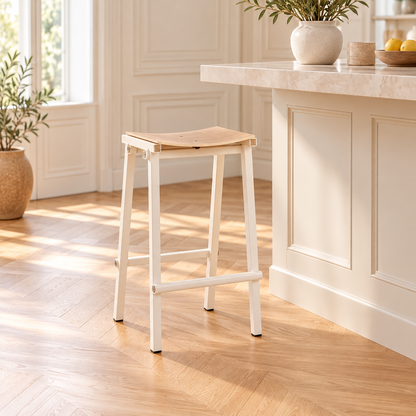 Tabouret blanc ivoire de 55 cm, avec assise incurvée, dans une cuisine lumineuse.