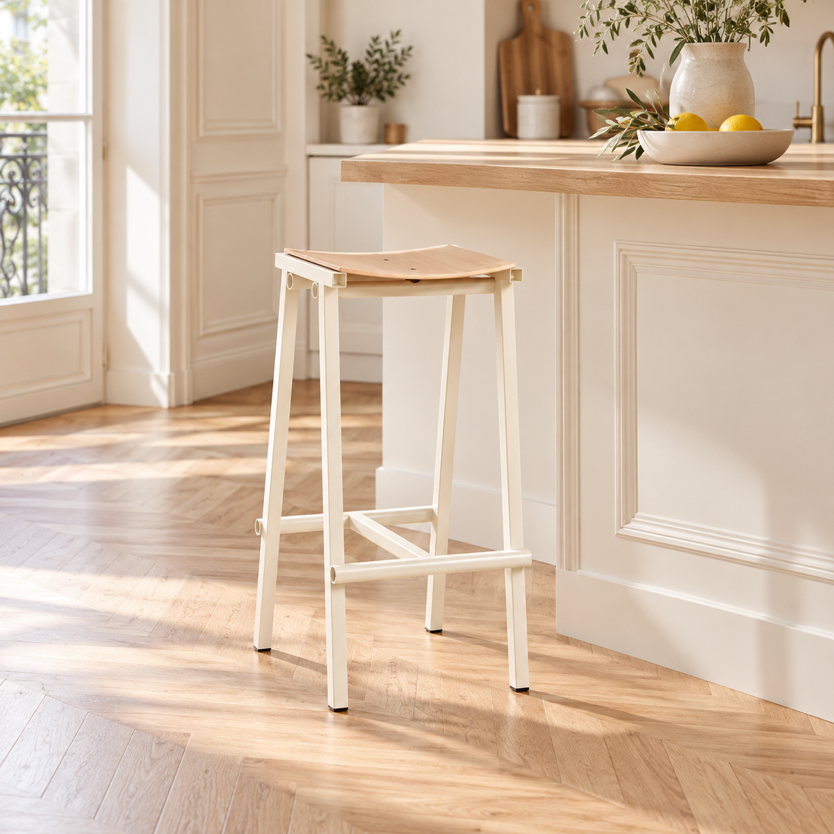 Tabouret blanc ivoire de 65 cm, avec assise incurvée, dans une cuisine lumineuse.