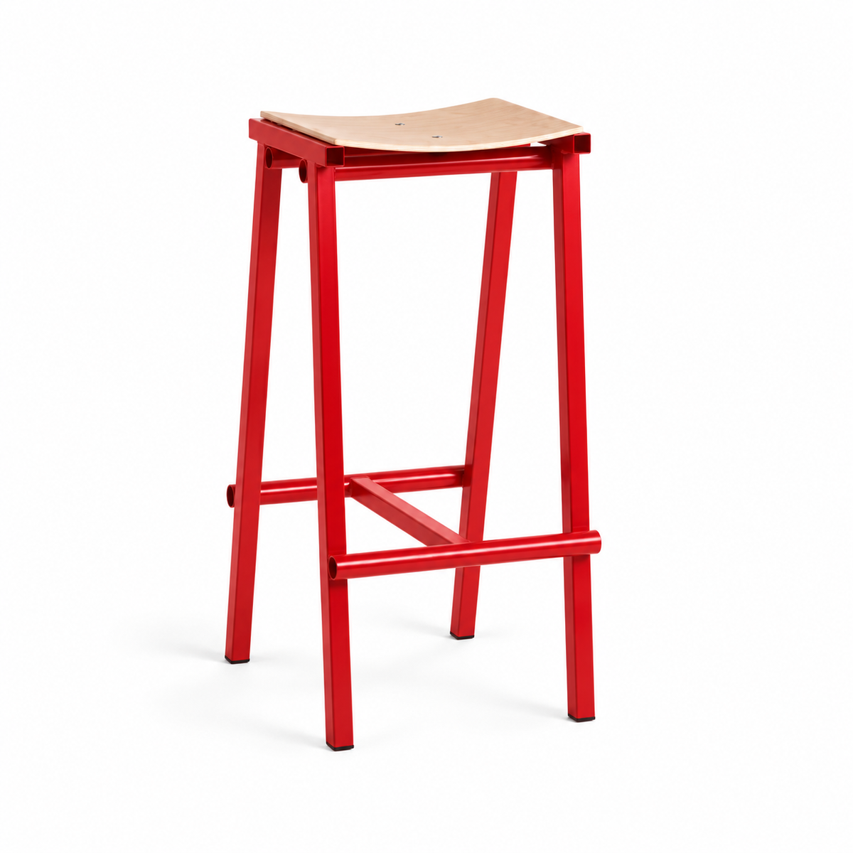 Tabouret de bar rouge à assise incurvée en bois sur fond blanc.