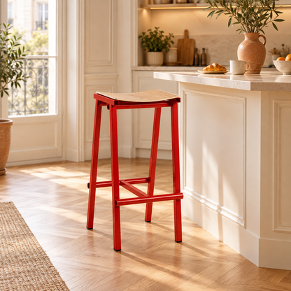 Tabouret rouge et bois près d’un bar dans une cuisine chaleureuse.