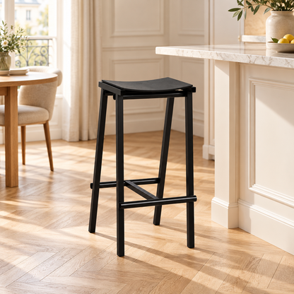Tabouret noir de 55 cm, avec assise incurvée, dans une cuisine lumineuse.