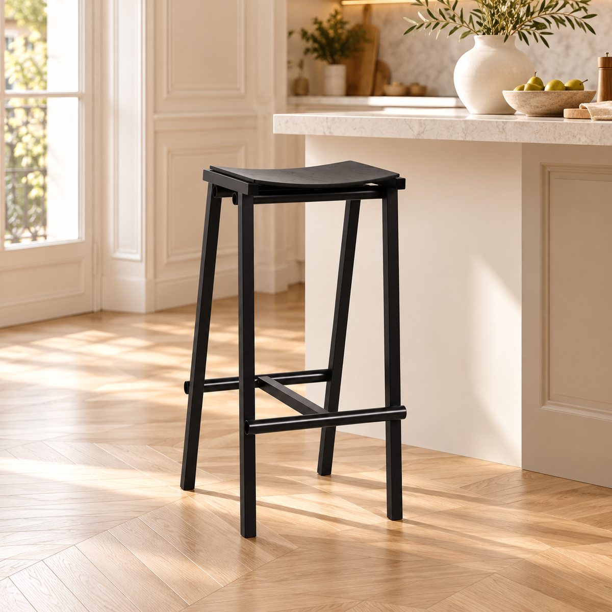 Tabouret noir de 65 cm, avec assise incurvée, dans une cuisine lumineuse.