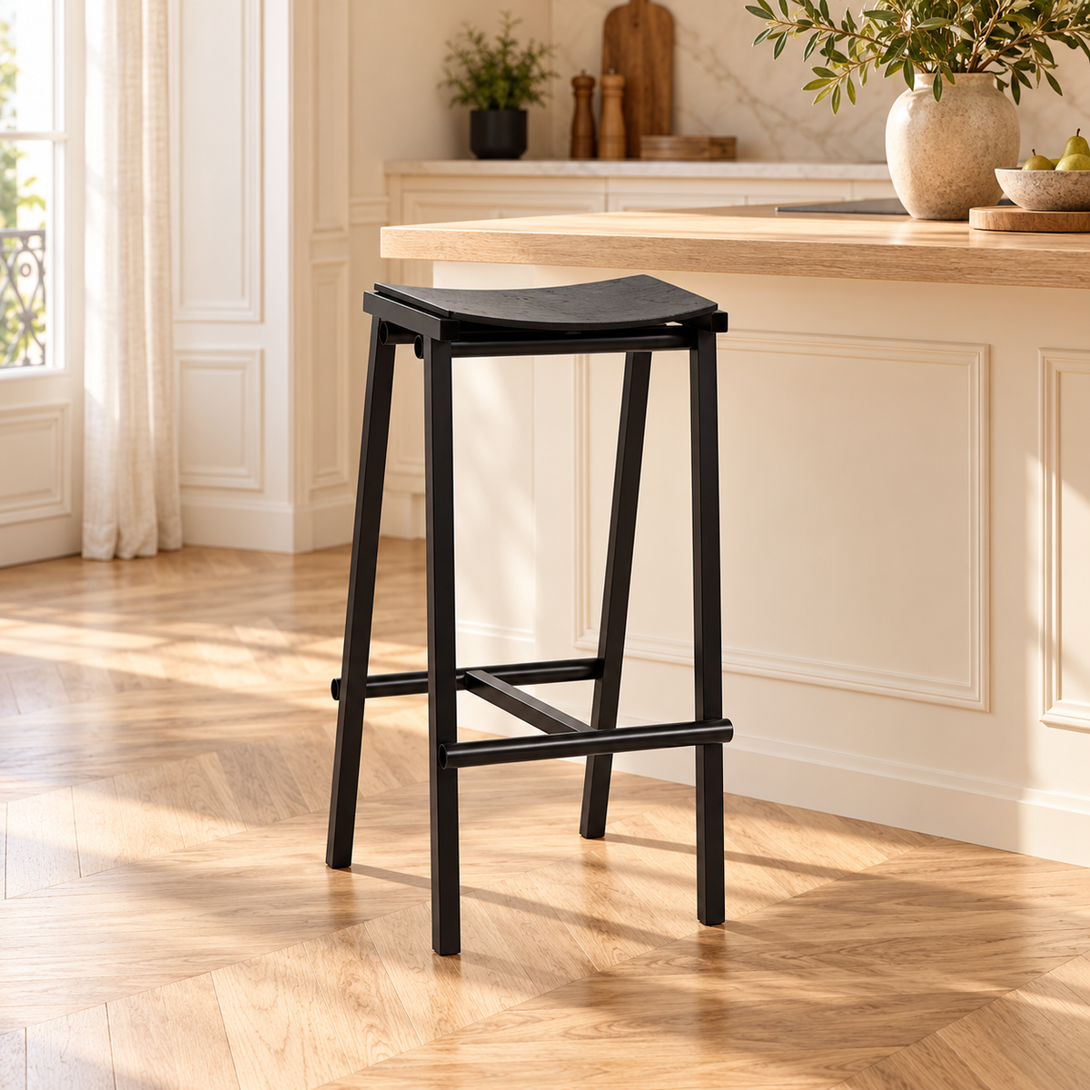 Tabouret noir de 75 cm, avec assise incurvée, dans une cuisine lumineuse.